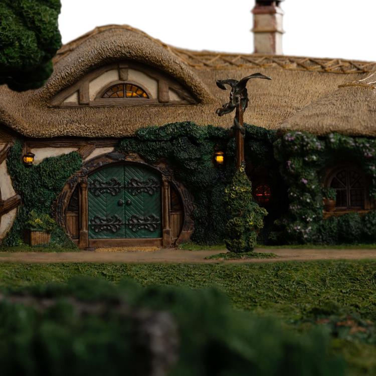 The Lord of the Rings The Green Dragon Inn Limited Edition Diorama Gallery Image 11