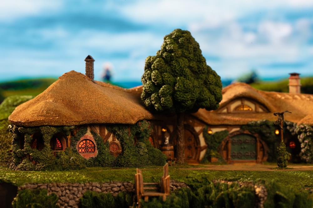 The Lord of the Rings The Green Dragon Inn Limited Edition Diorama Gallery Image 18