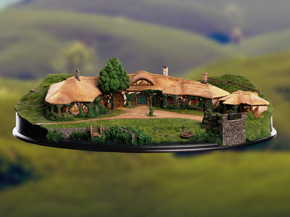 The Lord of the Rings The Green Dragon Inn Limited Edition Diorama Gallery Image 1