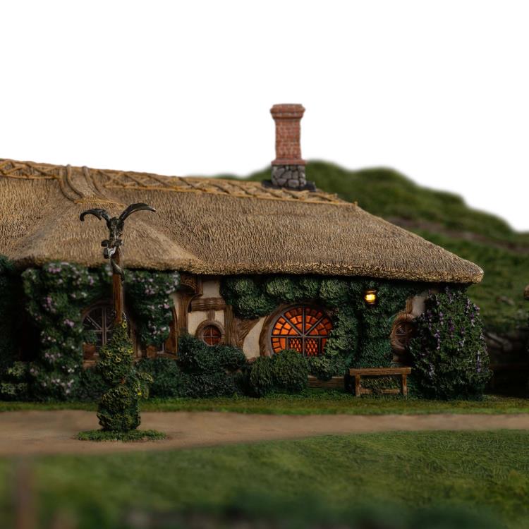 The Lord of the Rings The Green Dragon Inn Limited Edition Diorama Gallery Image 12