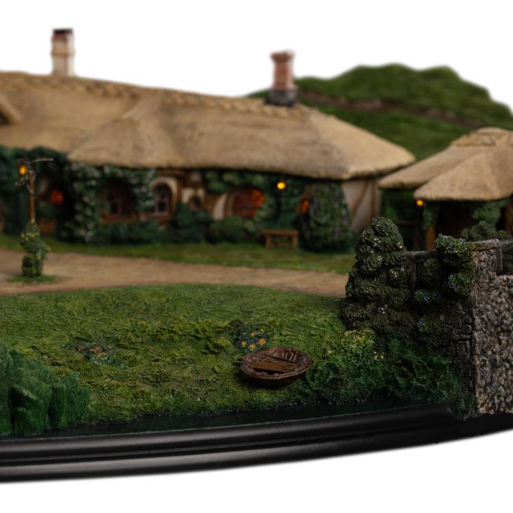 The Lord of the Rings The Green Dragon Inn Limited Edition Diorama Gallery Image 14