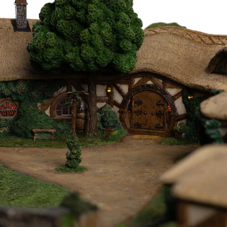 The Lord of the Rings The Green Dragon Inn Limited Edition Diorama Gallery Image 10