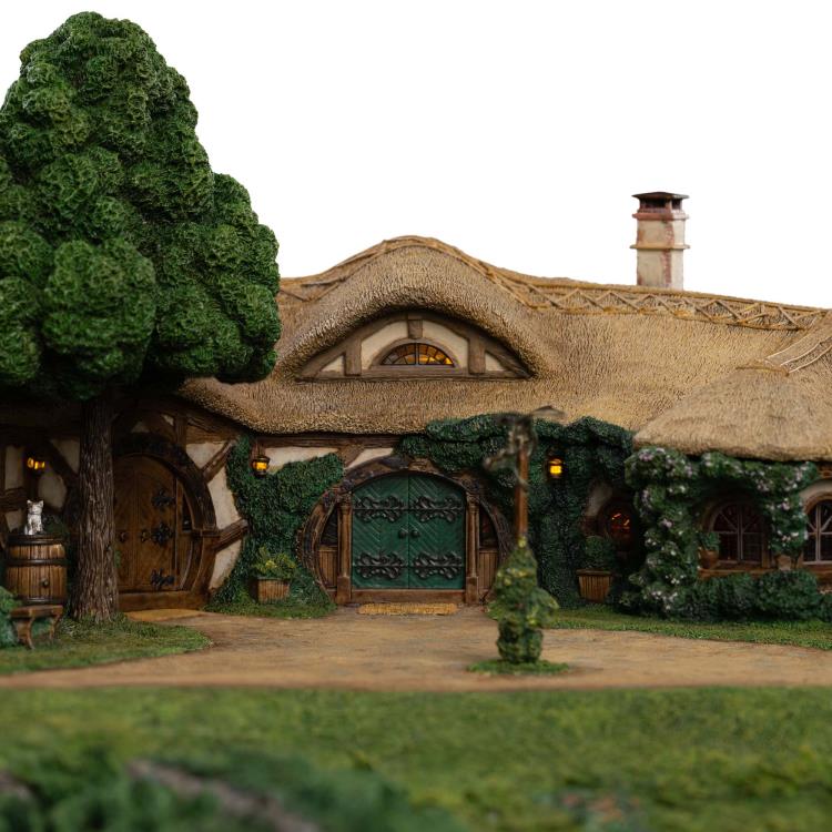 The Lord of the Rings The Green Dragon Inn Limited Edition Diorama Gallery Image 7