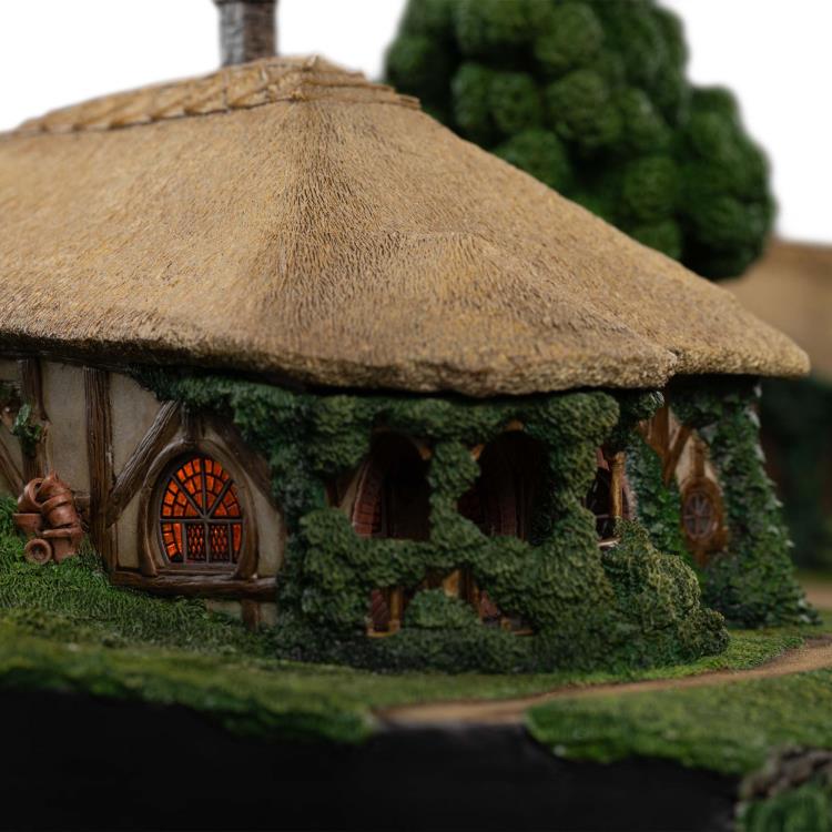 The Lord of the Rings The Green Dragon Inn Limited Edition Diorama Gallery Image 8