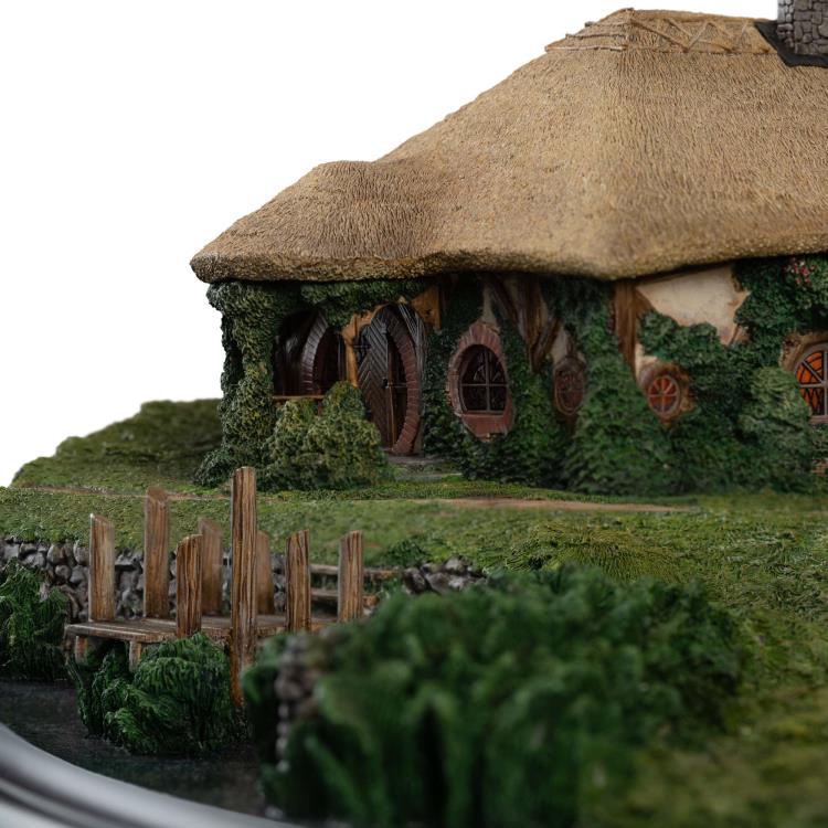 The Lord of the Rings The Green Dragon Inn Limited Edition Diorama Gallery Image 9