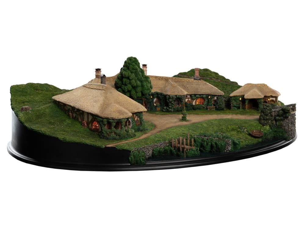 The Lord of the Rings The Green Dragon Inn Limited Edition Diorama Gallery Image 6