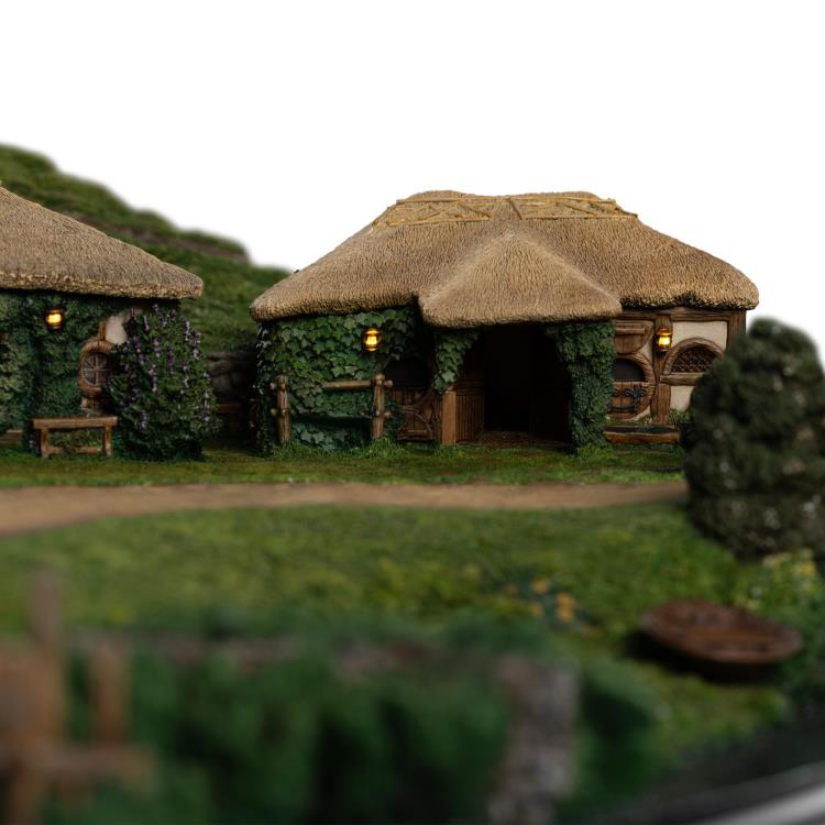 The Lord of the Rings The Green Dragon Inn Limited Edition Diorama Gallery Image 13
