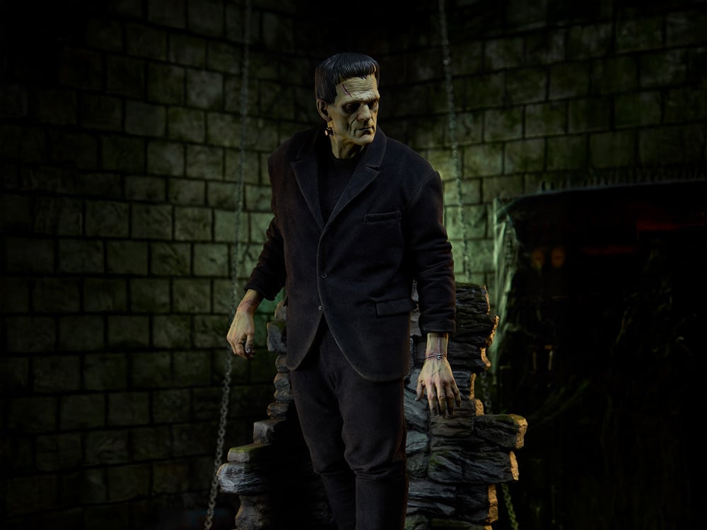 Universal Monsters Premium Format Mixed Media Frankenstein's Monster (Fabric Costuming Ver.) Statue Gallery Image 1
