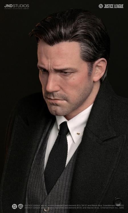 Justice League Hyperreal Platinum Batman (Dual Ver.) 1/3 Scale Statue Gallery Image 18