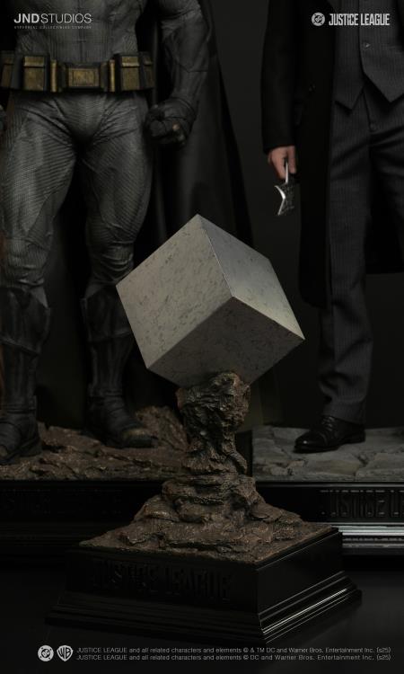 Justice League Hyperreal Platinum Batman (Dual Ver.) 1/3 Scale Statue Gallery Image 34