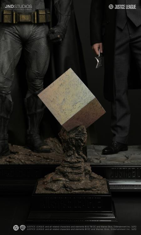 Justice League Hyperreal Platinum Batman (Dual Ver.) 1/3 Scale Statue Gallery Image 36