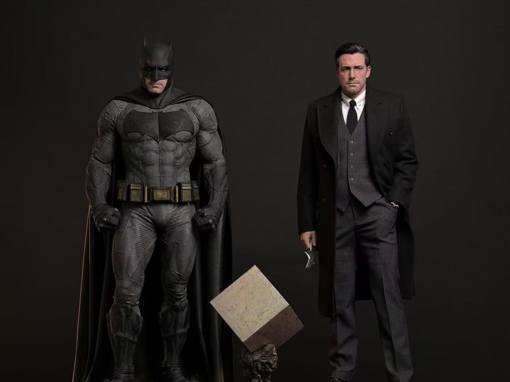 Justice League Hyperreal Platinum Batman (Dual Ver.) 1/3 Scale Statue Gallery Image 1