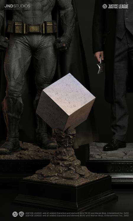 Justice League Hyperreal Platinum Batman (Dual Ver.) 1/3 Scale Statue Gallery Image 35