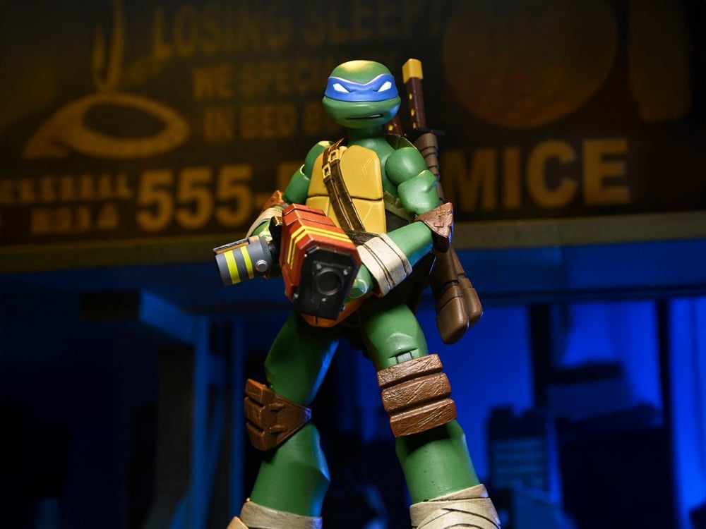 Teenage Mutant Ninja Turtles (2012) Ultimate Leonardo Action Figure Gallery Image 1