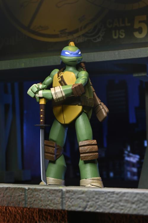 Teenage Mutant Ninja Turtles (2012) Ultimate Leonardo Action Figure Gallery Image 5