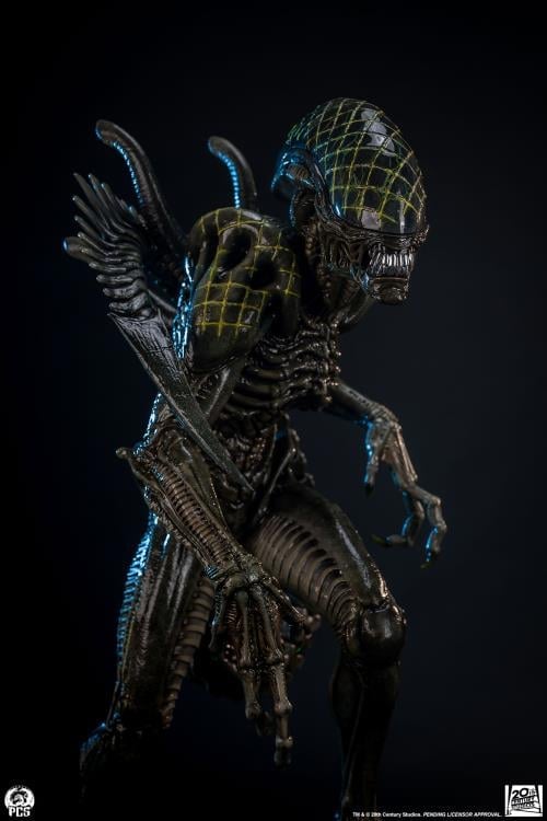 Alien vs. Predator Grid Alien 1/2 Scale Limited Edition Statue Gallery Image 10