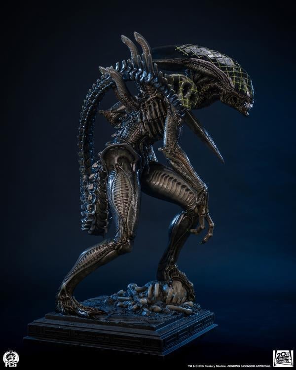 Alien vs. Predator Grid Alien 1/2 Scale Limited Edition Statue Gallery Image 8