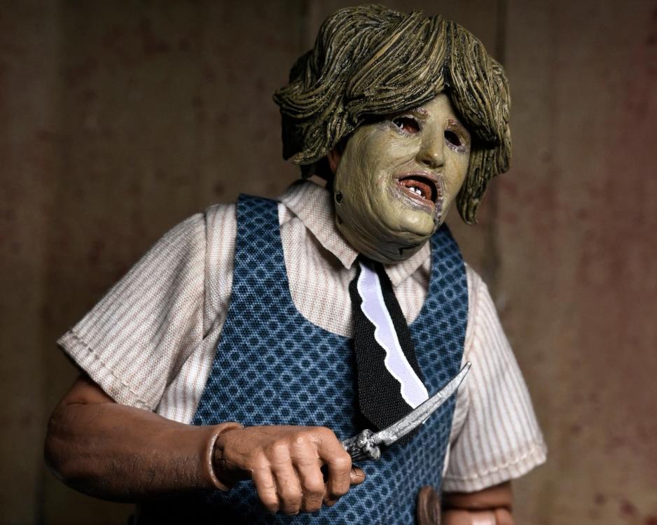 The Texas Chainsaw Massacre Leatherface with Old Lady Mask Clothed Action Figure Gallery Image 11