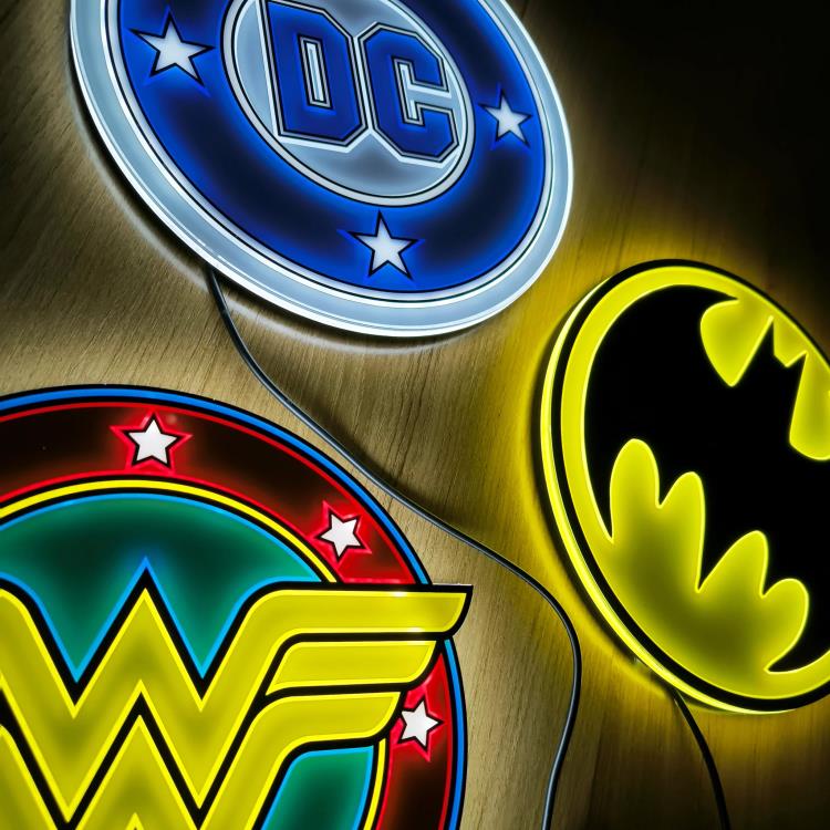 DC Classics Batman Retro Circular LED Logo Sign Gallery Image 10