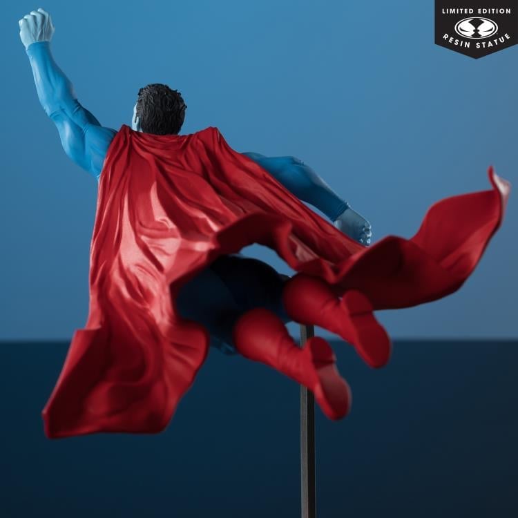 DC Comics Superman Red and Blue 1/10 Scale Limited Edition Statue (Lee Bermejo) Gallery Image 6