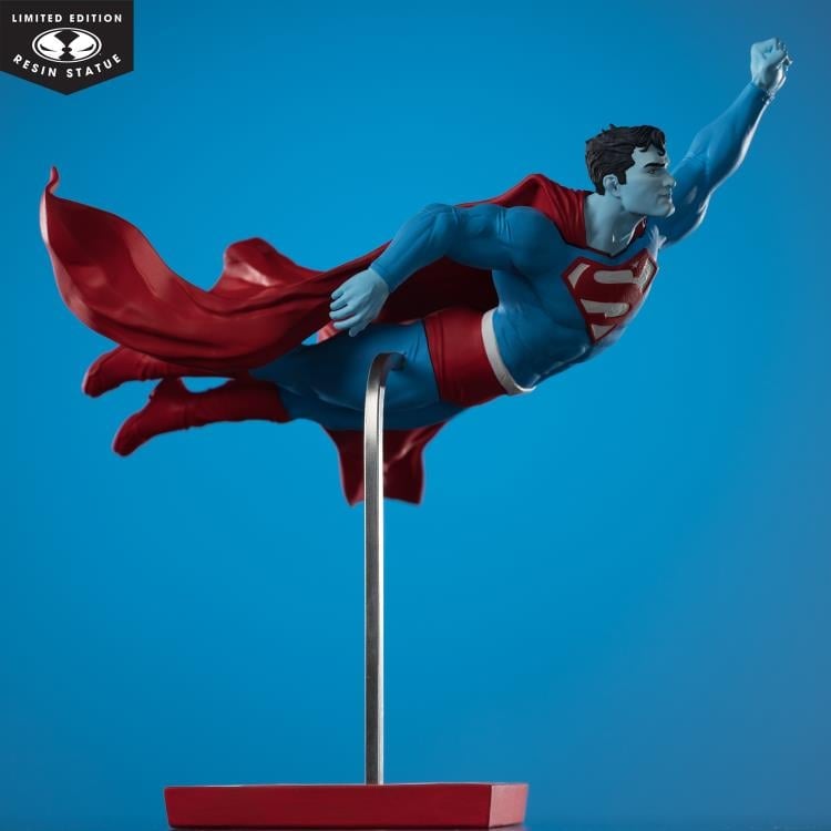 DC Comics Superman Red and Blue 1/10 Scale Limited Edition Statue (Lee Bermejo) Gallery Image 5