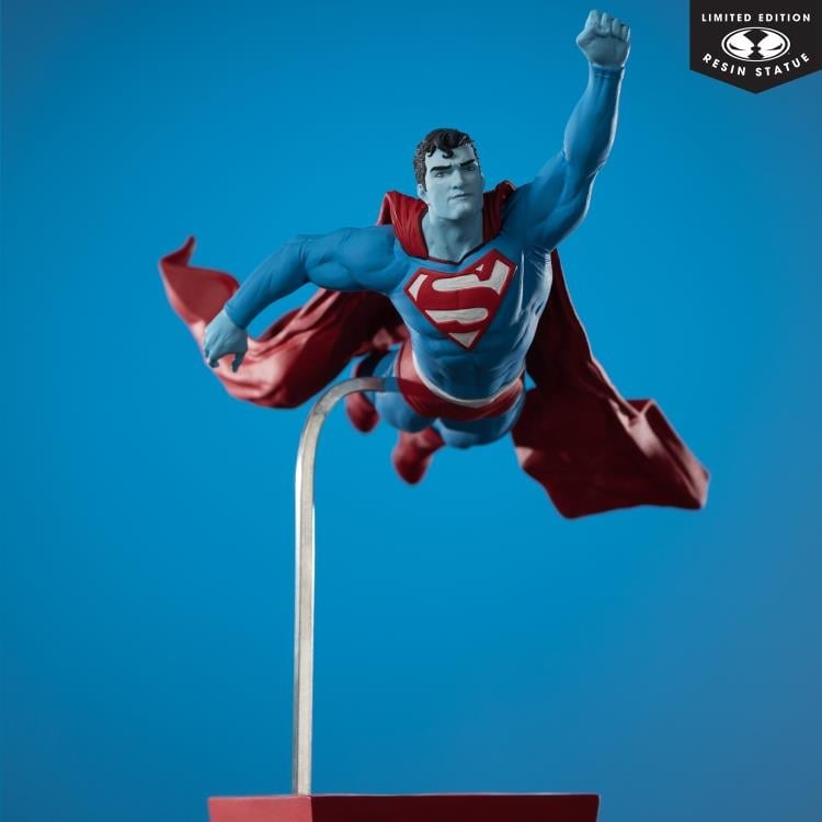 DC Comics Superman Red and Blue 1/10 Scale Limited Edition Statue (Lee Bermejo) Gallery Image 4