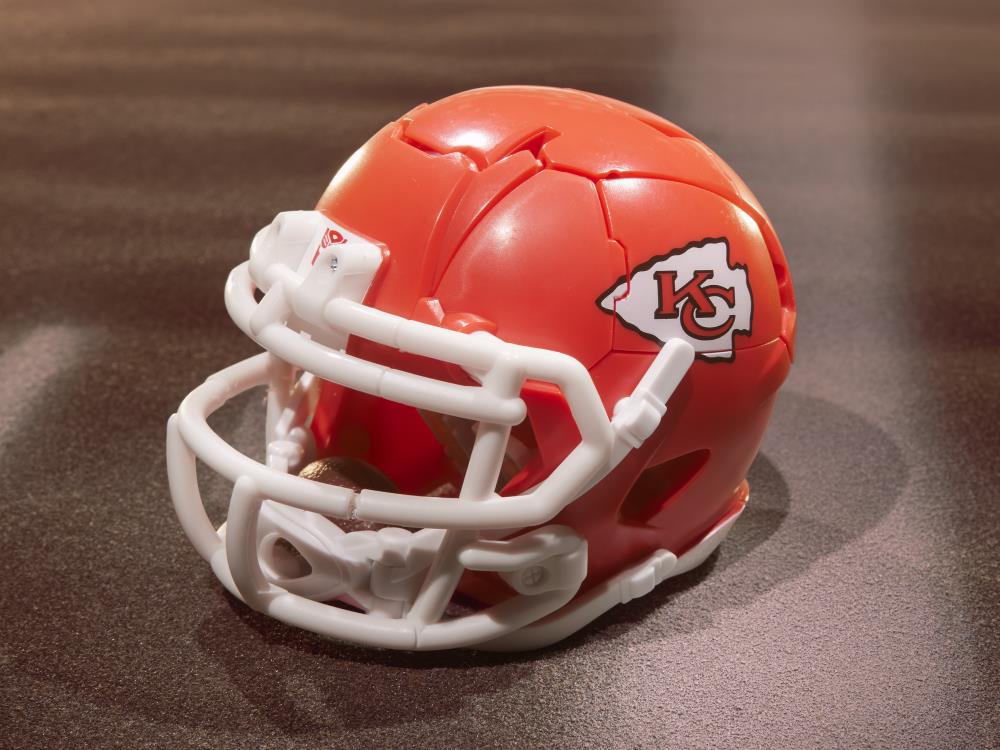 Transformers Collaborative NFL x Transformers Kansas City Chiefs KC-59 Action Figure Gallery Image 7