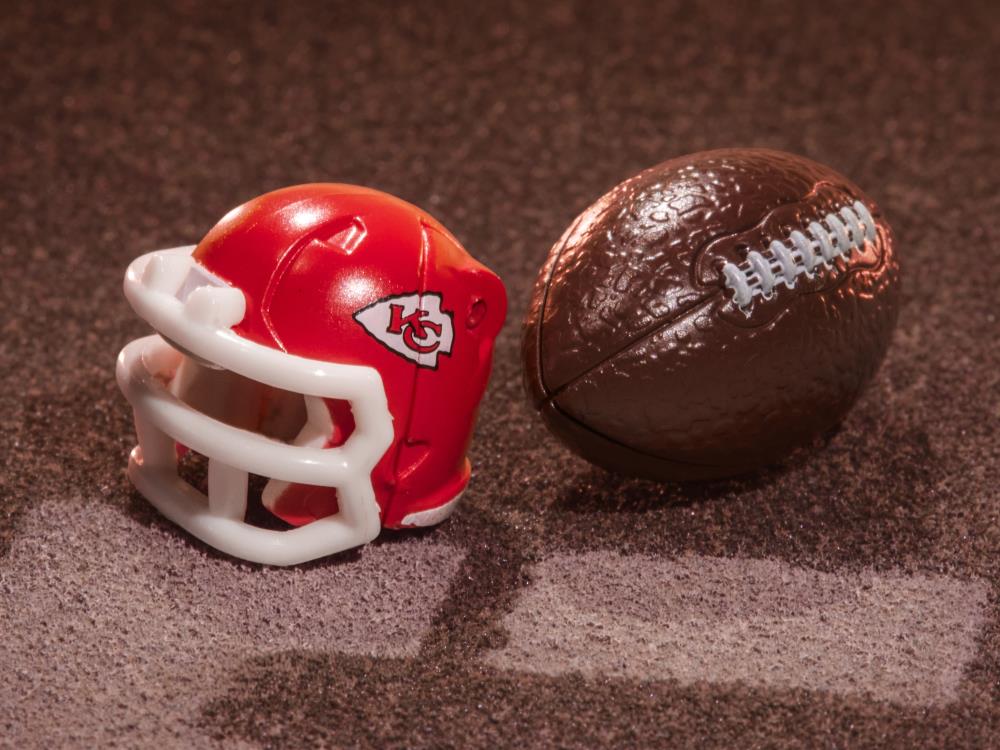 Transformers Collaborative NFL x Transformers Kansas City Chiefs KC-59 Action Figure Gallery Image 6