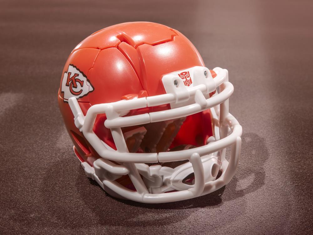 Transformers Collaborative NFL x Transformers Kansas City Chiefs KC-59 Action Figure Gallery Image 8