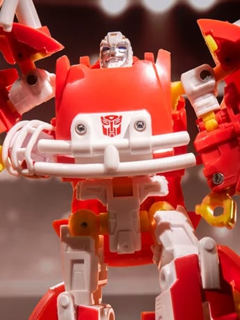 Transformers Collaborative NFL x Transformers Kansas City Chiefs KC-59 Action Figure Gallery Image 2