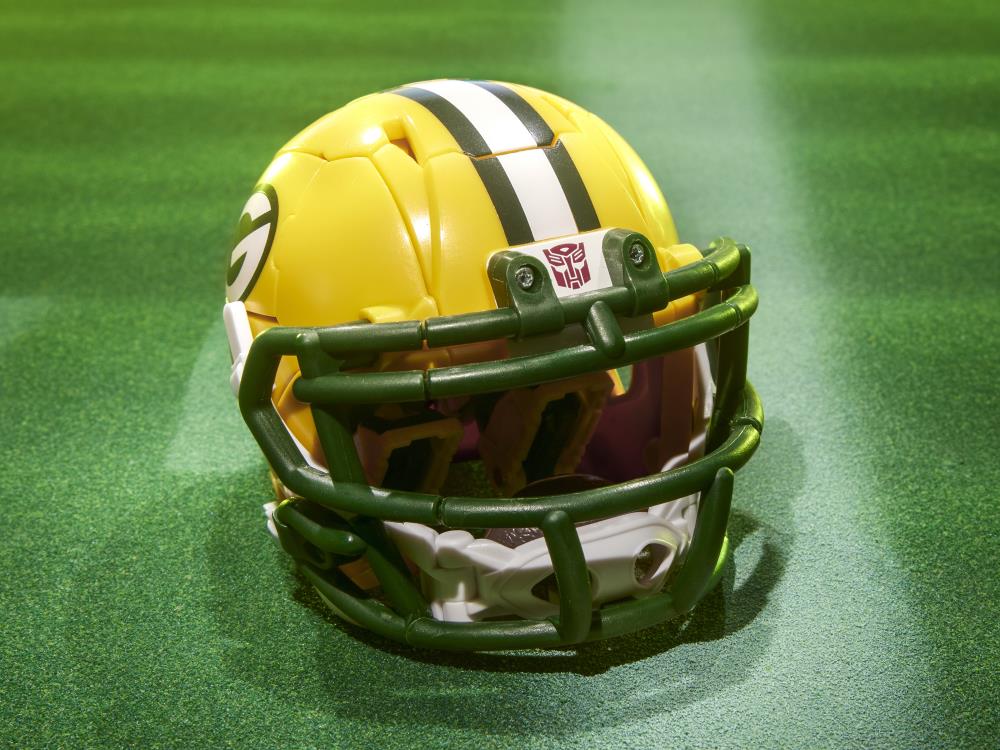 Transformers Collaborative NFL x Transformers Green Bay Packers Tundra Prime Action Figure Gallery Image 8