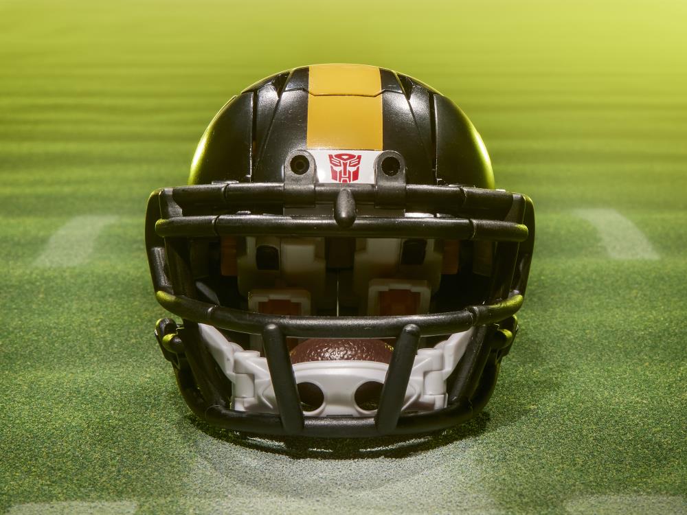 Transformers Collaborative NFL x Transformers Pittsburgh Steelers Steelsmash Action Figure Gallery Image 7