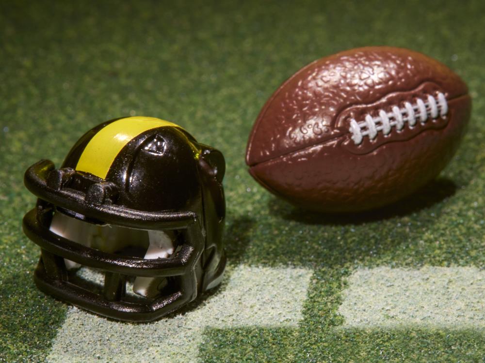 Transformers Collaborative NFL x Transformers Pittsburgh Steelers Steelsmash Action Figure Gallery Image 6