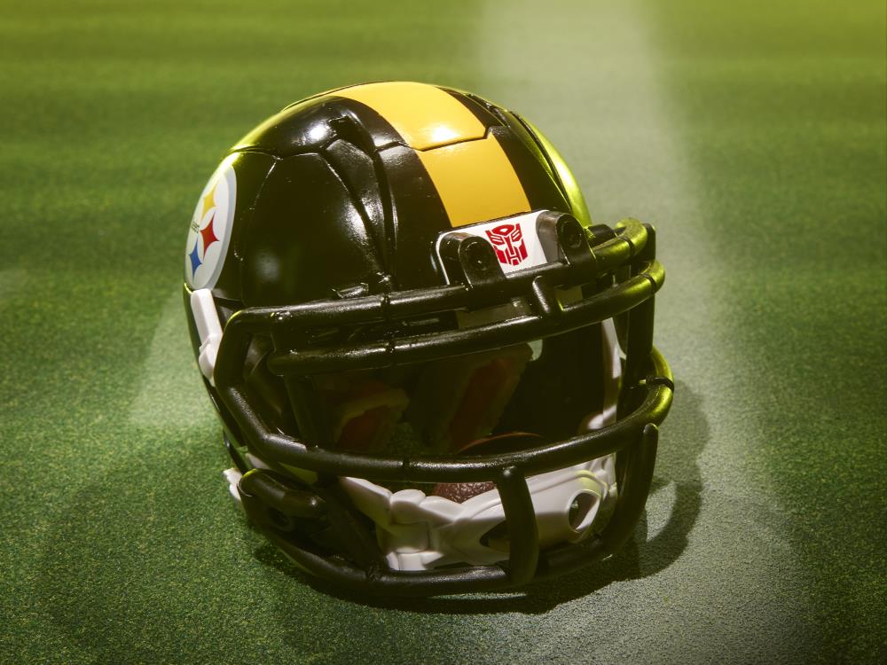 Transformers Collaborative NFL x Transformers Pittsburgh Steelers Steelsmash Action Figure Gallery Image 8