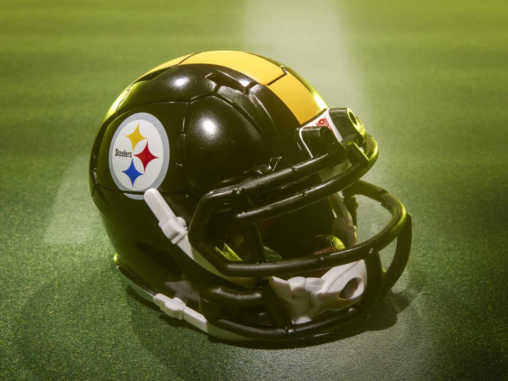 Transformers Collaborative NFL x Transformers Pittsburgh Steelers Steelsmash Action Figure Gallery Image 9