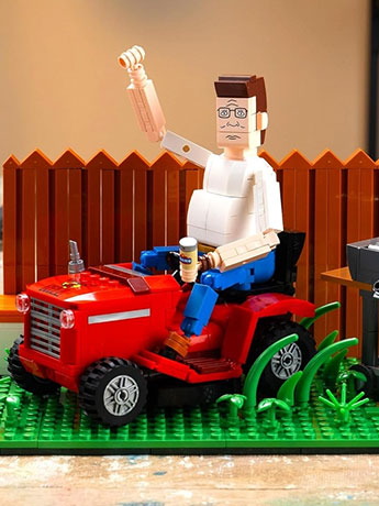 King of the Hill Hank Hill's Backyard Brick Building Set Gallery Image 2