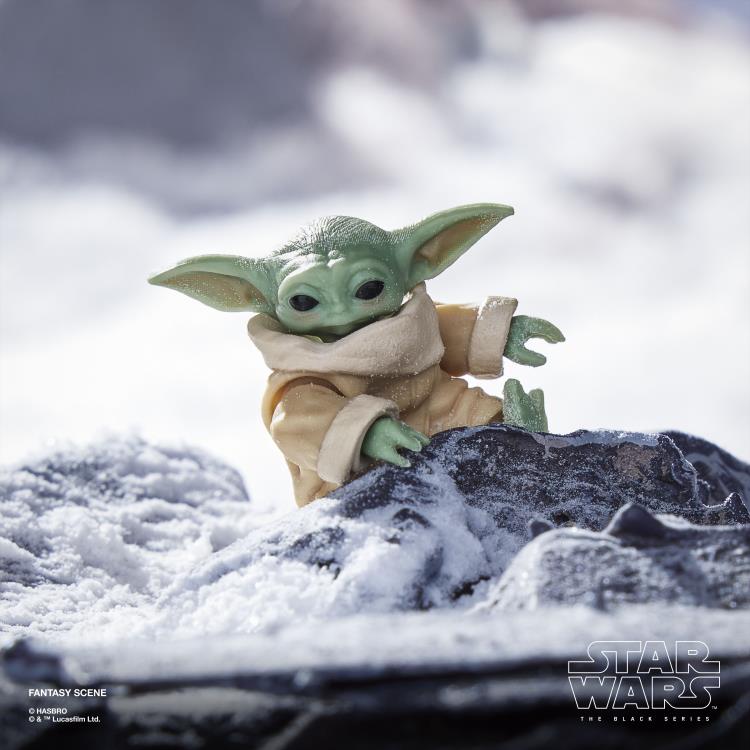 Star Wars: The Black Series The Mandalorian with Grogu (The Mandalorian and Grogu) Deluxe Action Figure Gallery Image 10