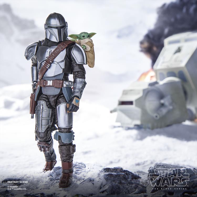 Star Wars: The Black Series The Mandalorian with Grogu (The Mandalorian and Grogu) Deluxe Action Figure Gallery Image 9