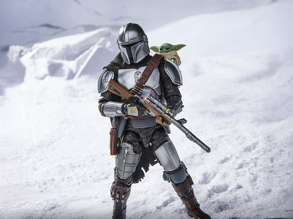 Star Wars: The Black Series The Mandalorian with Grogu (The Mandalorian and Grogu) Deluxe Action Figure Gallery Image 1