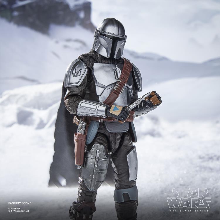 Star Wars: The Black Series The Mandalorian with Grogu (The Mandalorian and Grogu) Deluxe Action Figure Gallery Image 7