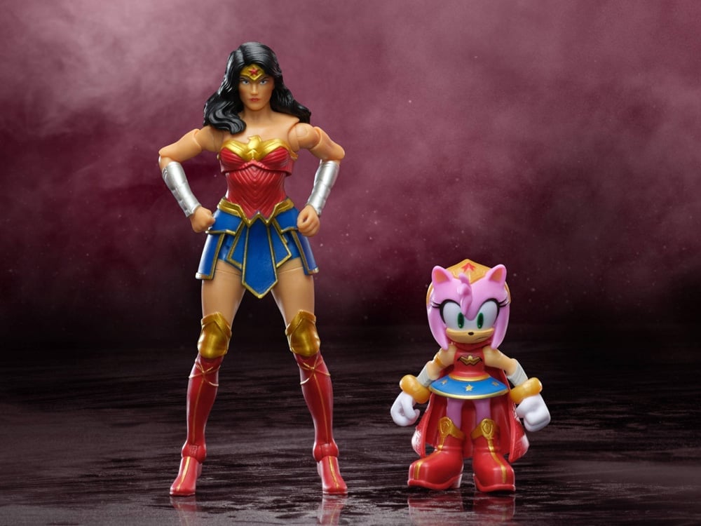DC Comics x Sonic the Hedgehog Amy & Wonder Woman Action Figure Two-Pack Gallery Image 1