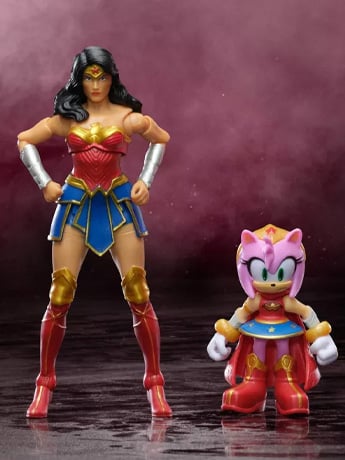 DC Comics x Sonic the Hedgehog Amy & Wonder Woman Action Figure Two-Pack Gallery Image 2