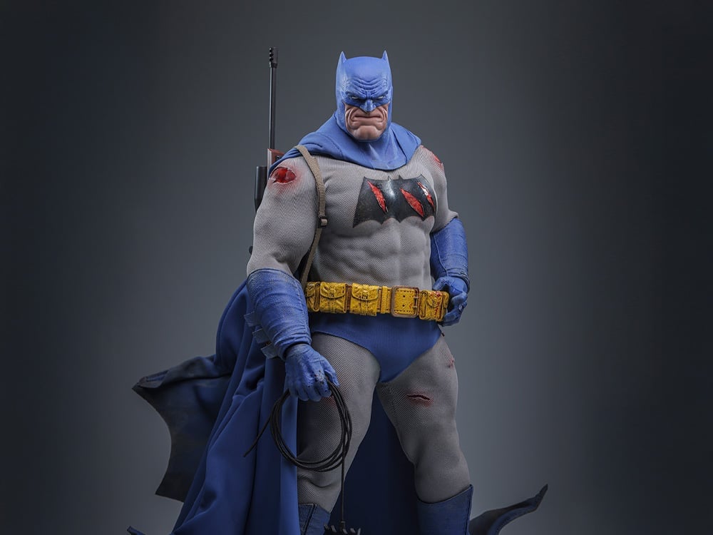Batman: The Dark Knight Returns CMS031 Batman (Battle Damaged Version) 1/6th Scale Collectible Figure Gallery Image 1