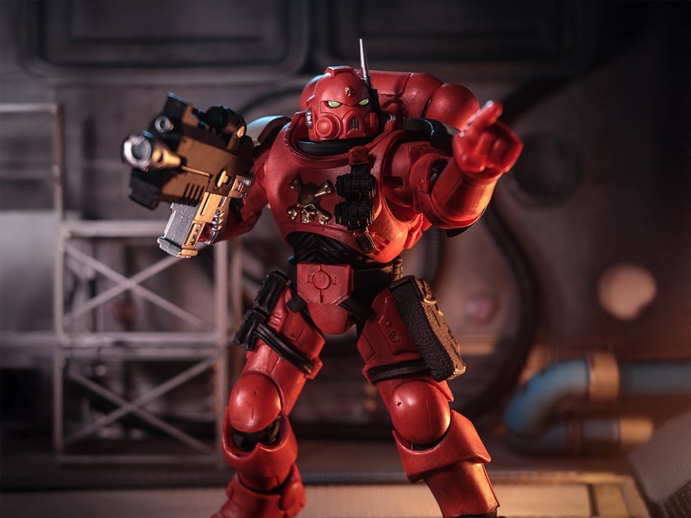 Warhammer 40,000: Dawn of War IV Blood Ravens Infiltrator Action Figure Gallery Image 1
