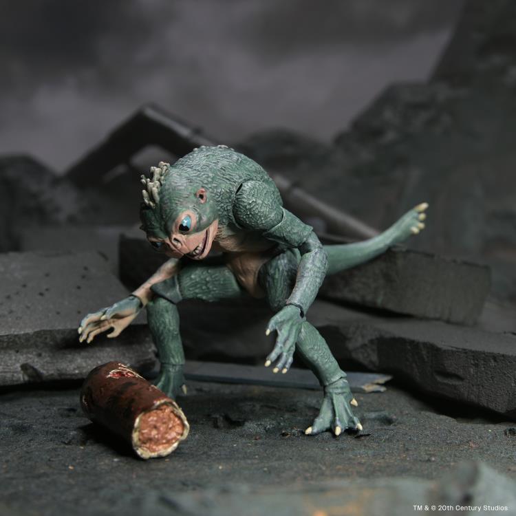 Predator: Badlands Ultimate Thia & Bud Action Figure Set Gallery Image 8