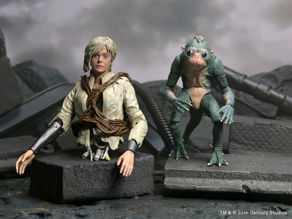 Predator: Badlands Ultimate Thia & Bud Action Figure Set Gallery Image 3