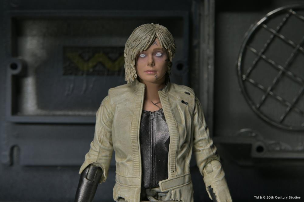 Predator: Badlands Ultimate Thia & Bud Action Figure Set Gallery Image 5