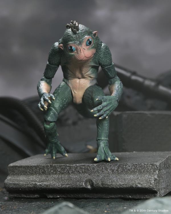 Predator: Badlands Ultimate Thia & Bud Action Figure Set Gallery Image 6