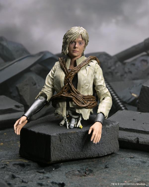 Predator: Badlands Ultimate Thia & Bud Action Figure Set Gallery Image 4