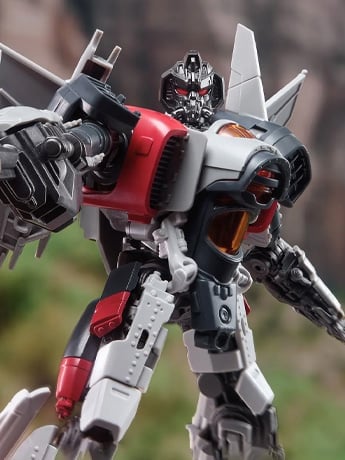 Transformers: Bumblebee Classic Class 25 Blitzwing Model Kit Gallery Image 2